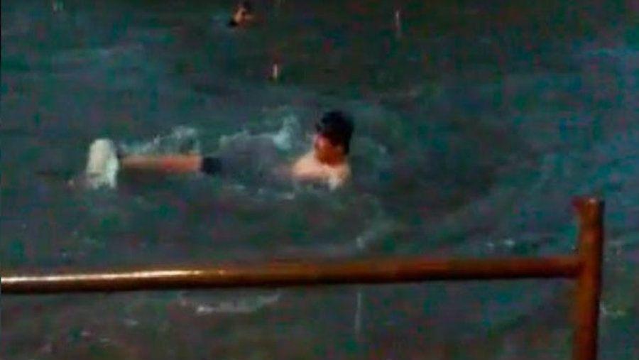 Un hombre nadando por las calles de Tucumaacuten se volvioacute viral