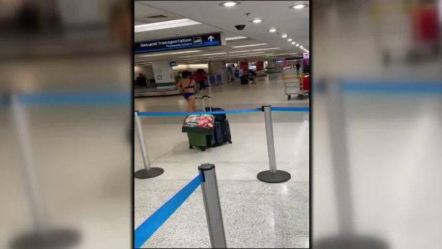 Mujer se paseoacute desnuda por el aeropuerto de Miami ante la mirada atoacutenita de los presentes