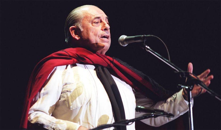 VIDEO En Jesuacutes Mariacutea Juan Carlos Saravia fue despedido por la multitud