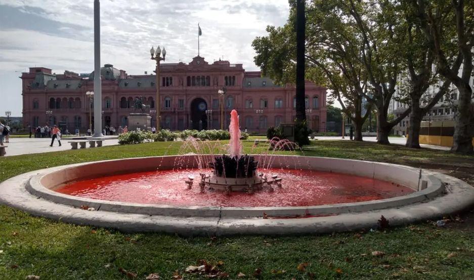 El agua de las fuentes de Plaza de Mayo aparecioacute tentildeida de rojo