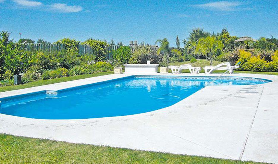 Las piscinas rectangulares y con solaacuterium huacutemedo estaacuten de moda