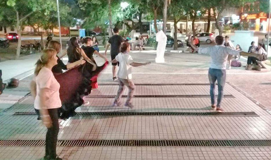 DANZAS El profesor Castro dictó una clínica folclórica en la plaza Eva Perón en el Viví Las Termas en Verano

