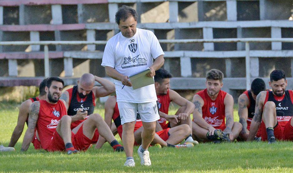 NECESIDAD El entrenador Gustavo Coleoni expresó p�blicamente el deseo de incorporar un delantero al plantel pero el tiempo y los nombres se agotan
