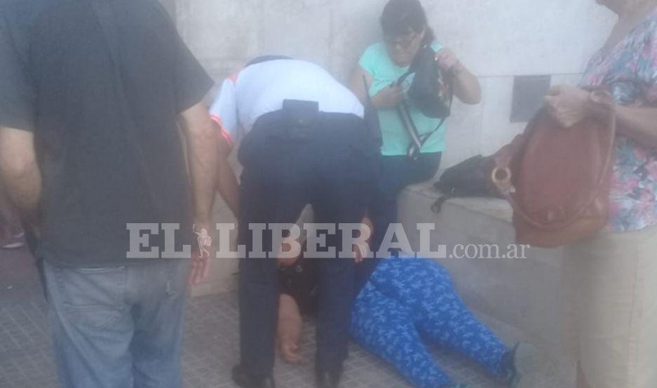 Por el intenso calor una mujer se descompensoacute cuando caminaba por el Centro
