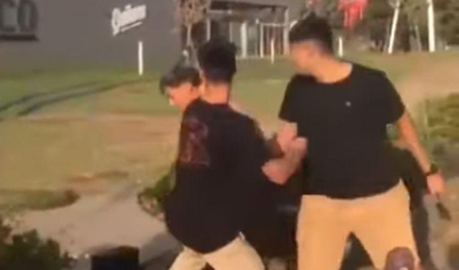 Se viralizoacute otro video de rugbiers golpeando a un joven en Villa Gesell