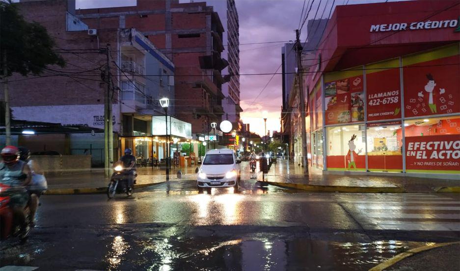 Santiago sufrioacute una fuerte tormenta que causoacute anegamientos pero volvioacute a salir el sol