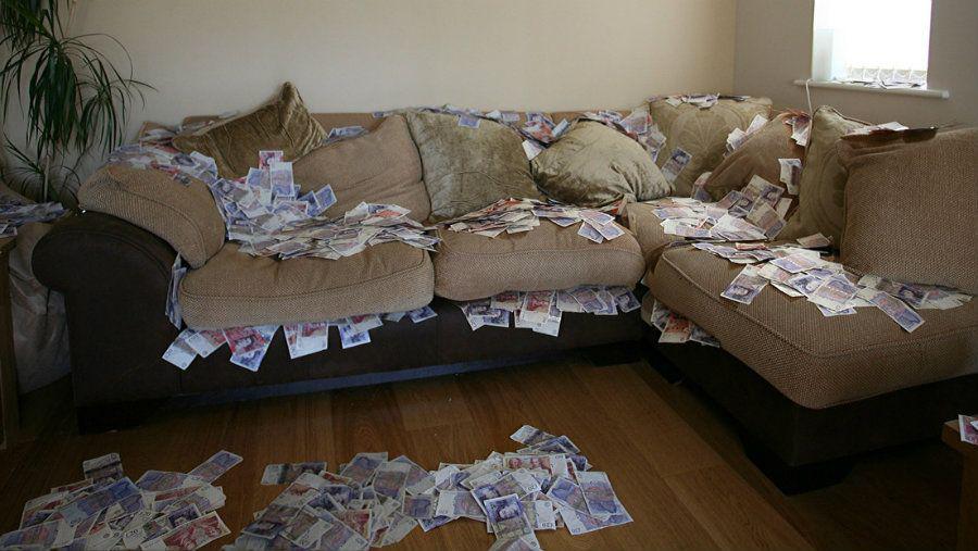 Comproacute un sofaacute y encontroacute algo increiacuteble en su interior