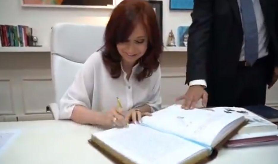 VIDEO Cristina Fernaacutendez de Kirchner ya estaacute a cargo de la Presidencia
