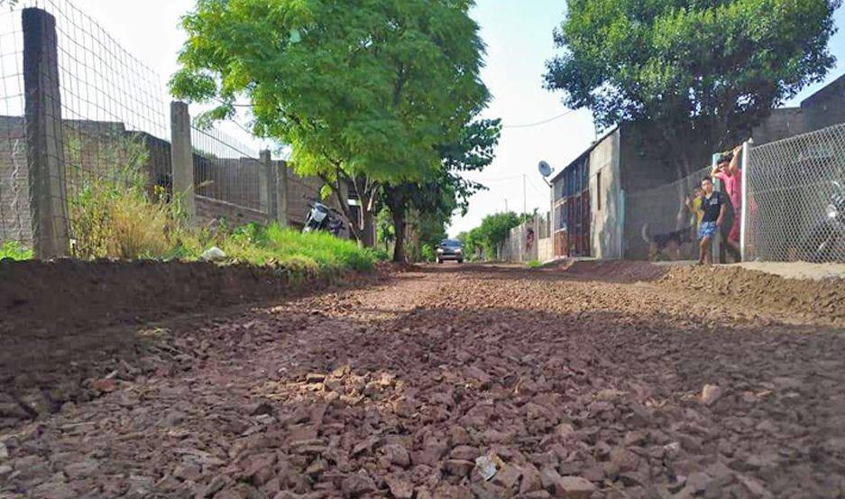 Operarios municipales trabajan en la aplicación de ripio