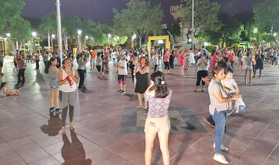 Clases de danzas folclóricas en la plaza Belgrano