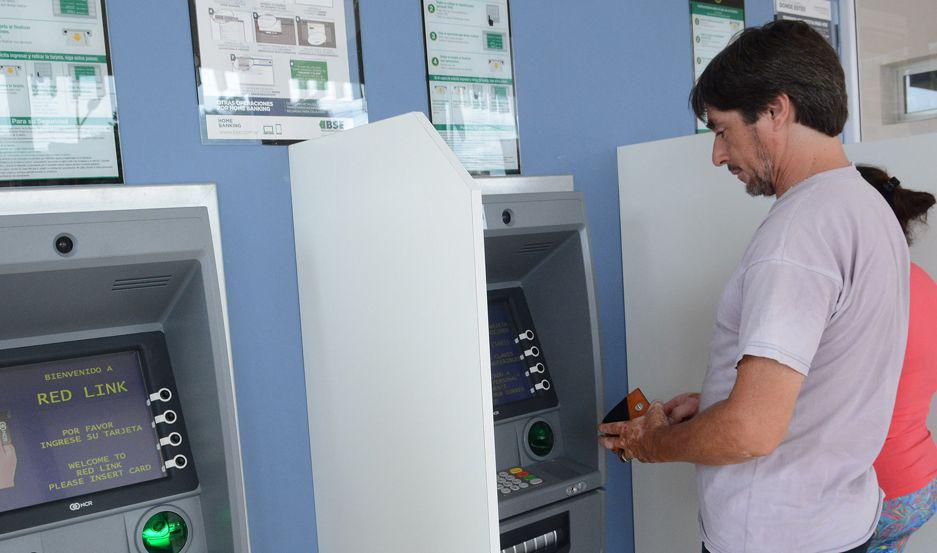 Los empleados de la administracioacuten puacuteblica cobraraacuten sus haberes el proacuteximo jueves 30