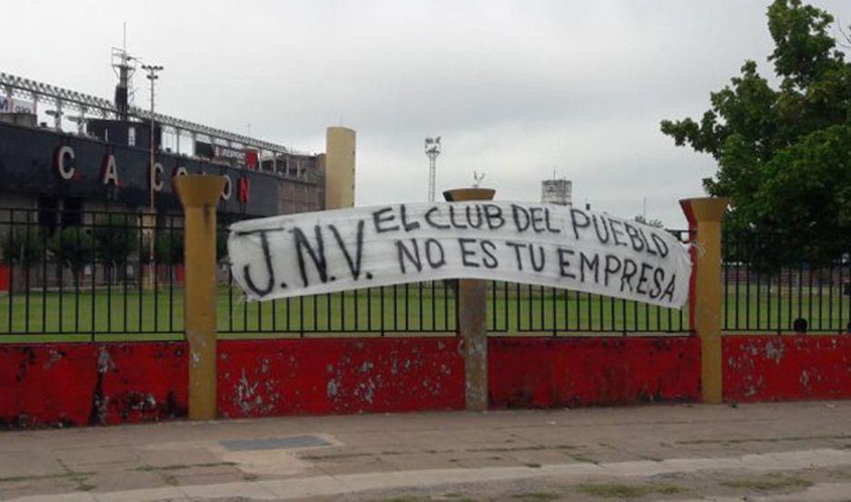 El plantel de Coloacuten fue ldquoapretadordquo por los barras antes de viajar a Santiago