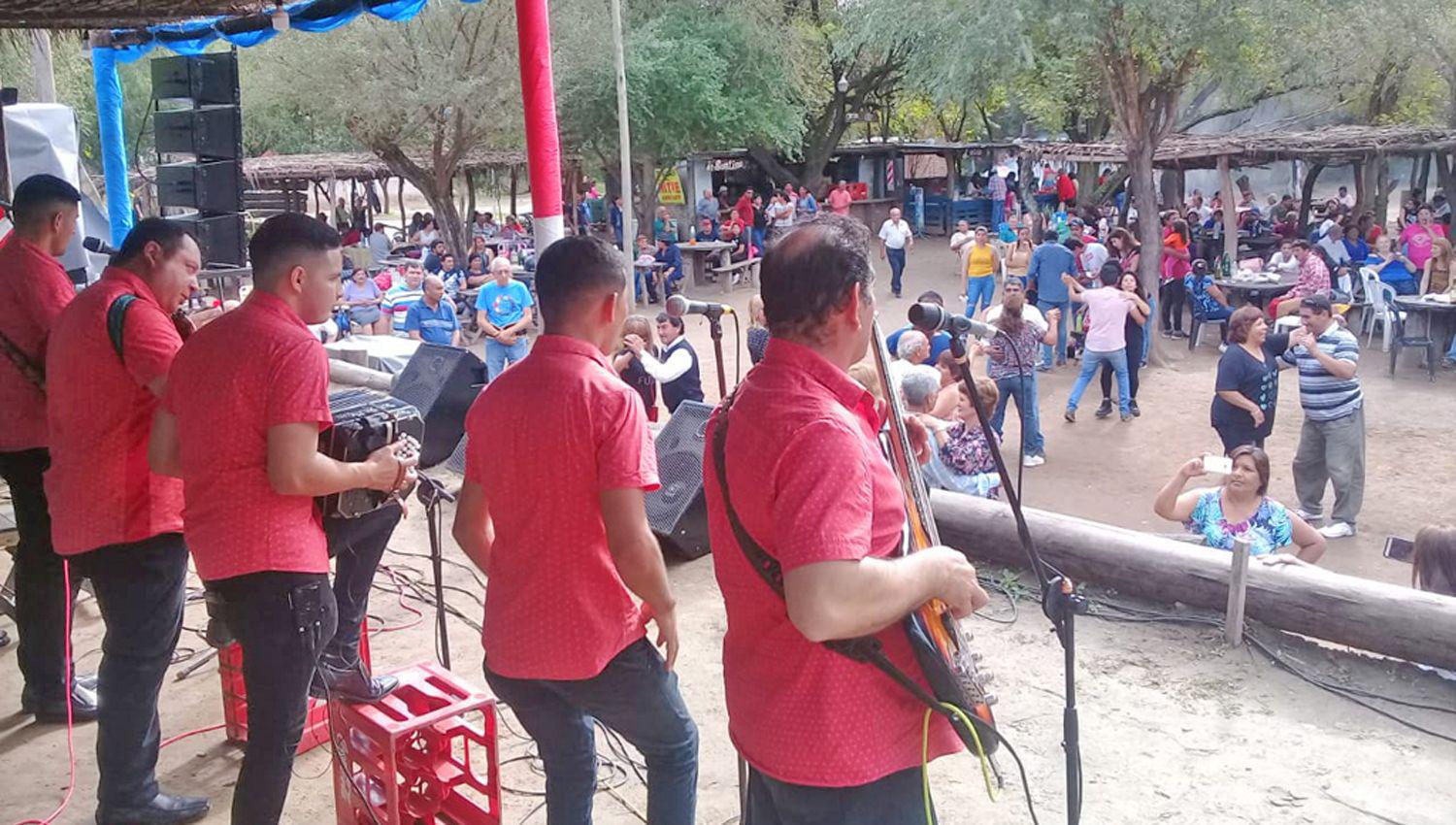 EXPRESIÓN LOCAL La m�sica del Litoral vuelve a tomar forma de fiesta en este rincón del departamento Banda
