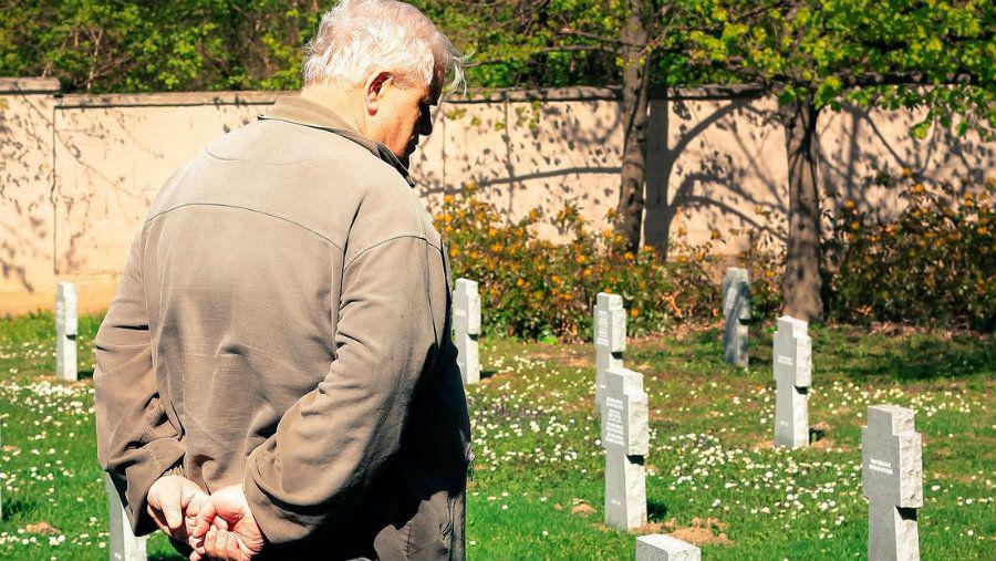 Insoacutelito- un hombre encontroacute su propia tumba en un cementerio