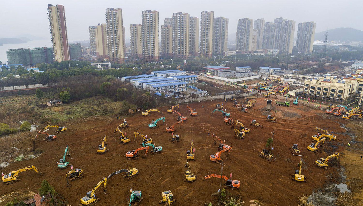 China se apresura a construir el nuevo hospital para tratar a los pacientes en el epicentro del brote del virus mortal (Foto de STR AFP)