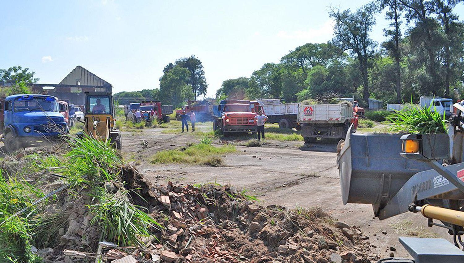 ESFUERZO Se utilizaron cinco palas cargadoras motoniveladoras y ms de quince camiones volcadores