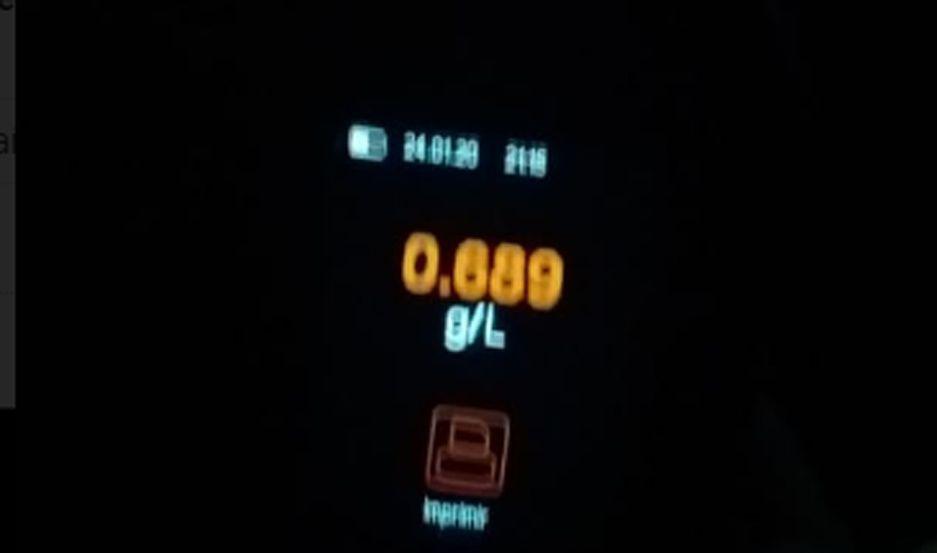 Ebrio y con ocho personas en la caja conduciacutea su camioneta a toda velocidad