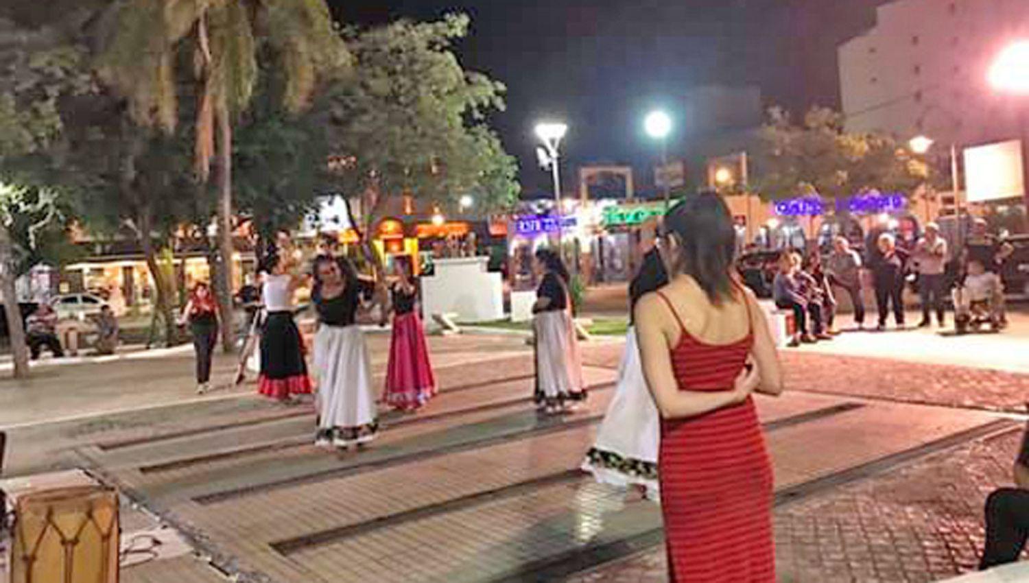 Turistas y termentildeos disfrutaron de cliacutenica de folclore santiaguentildeo