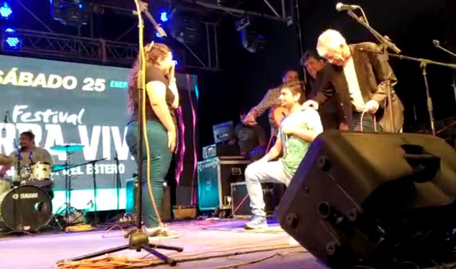 VIDEO  En pleno festival un joven subioacute al escenario y le propuso matrimonio a su novia