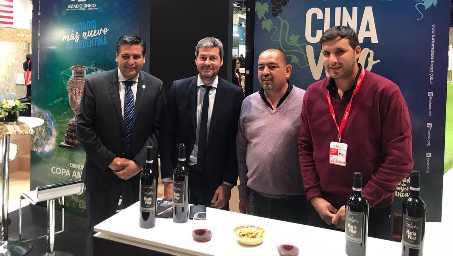 Durante una presentacioacuten espantildeoles degustaron vino santiaguentildeo