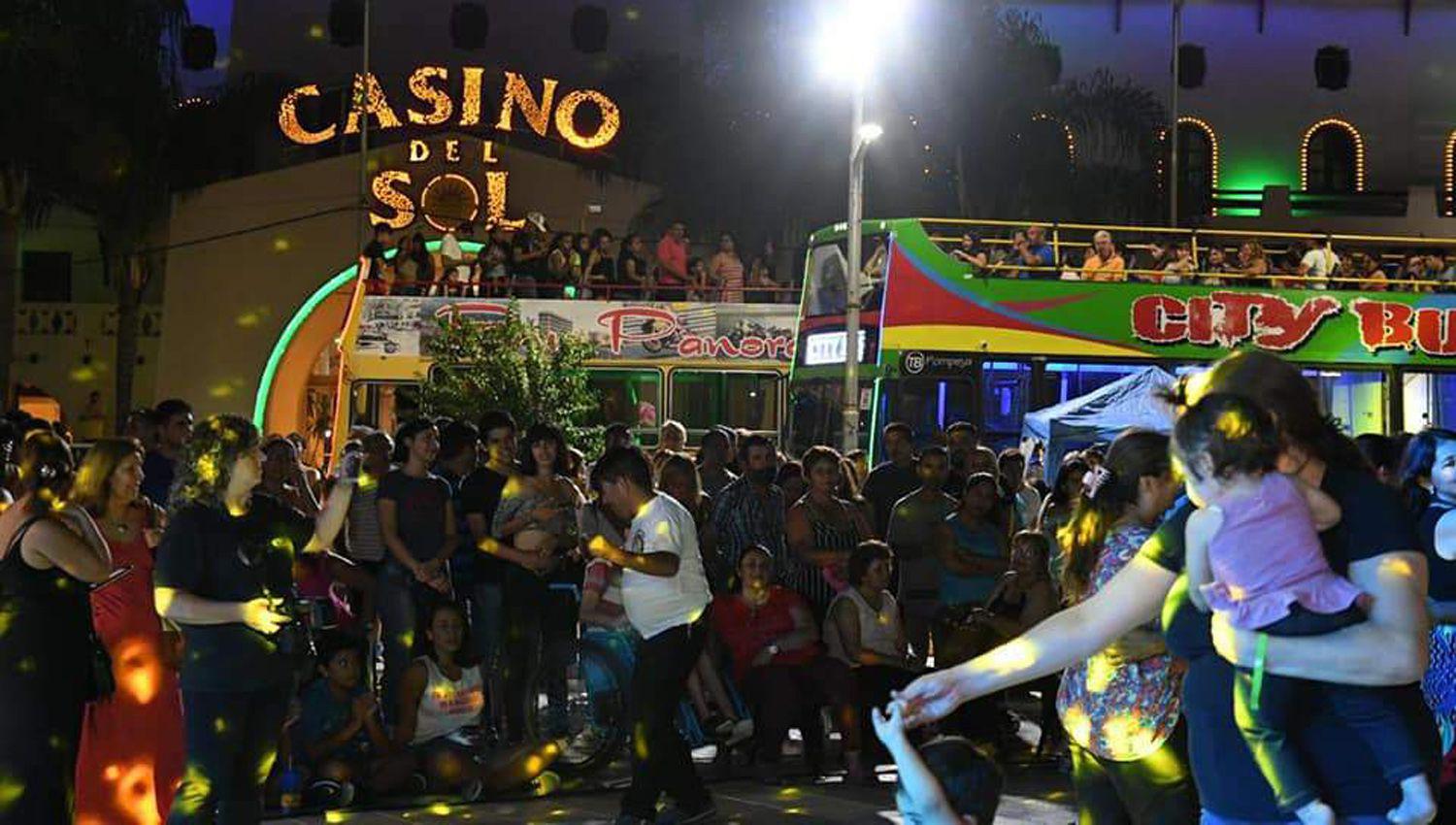 Bailaron vecinos de Las Termas como turistas procedentes de buena parte del país