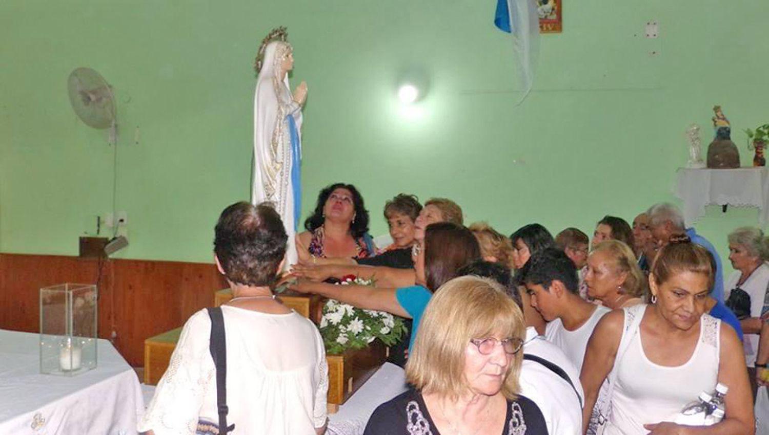 Este s�bado se har� la bajada de la sagrada imagen rezo del
Rosario a las 20 y misa a las 2030 con el tema La familia es casa de esperanza