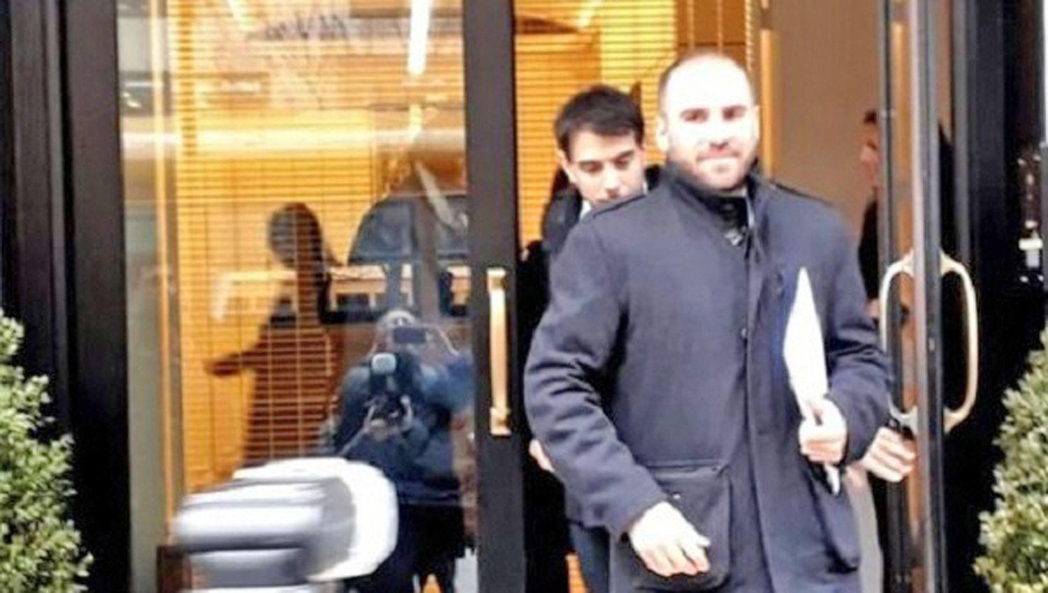 Guzmn pidió paciencia y sobre el plan económico dijo que la
prioridad del país es salir de la crisis y poner la economía en funcionamiento