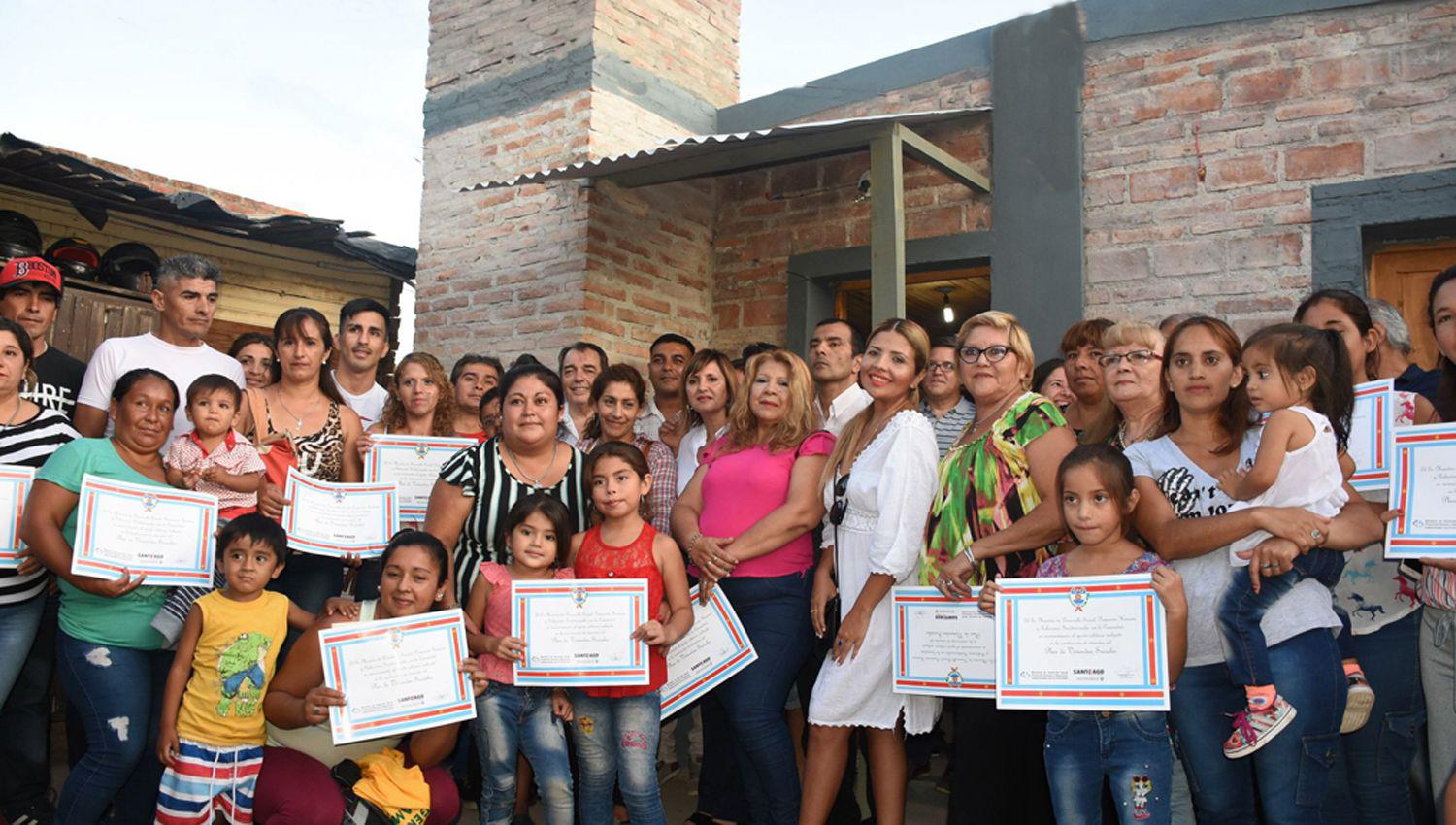 BENEFICIARIOS Las familias que recibieron su vivienda pertenecen a los barrios 8 de Abril La Católica General Paz Colón Juan Felipe Ibarra John Kennedy Almirante Brown Bosco III Santa Lucía y Borges
