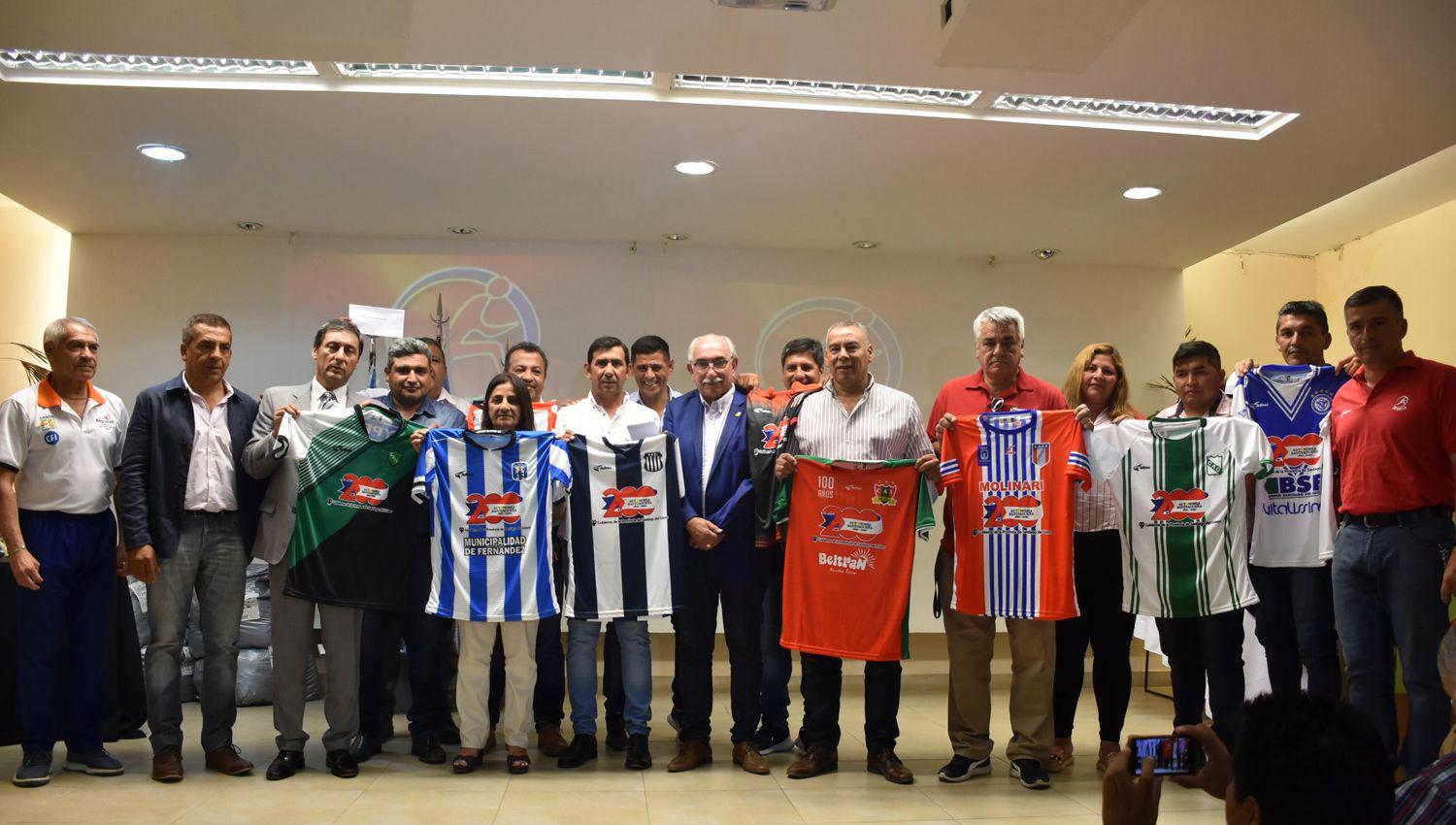 El Gobierno provincial entregoacute camisetas a los clubes que jugaraacuten el Torneo Regional Federal Amateur 2020