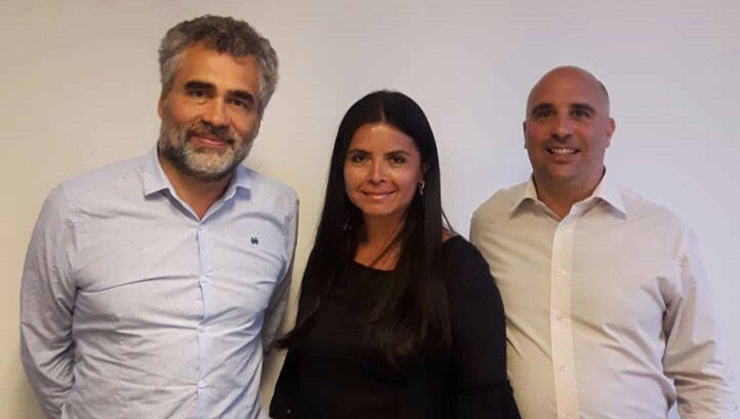 Gabriela Ortiz junto al director ejecutivo Alejandro Vanoli y el secretario general Santiago Fraschina