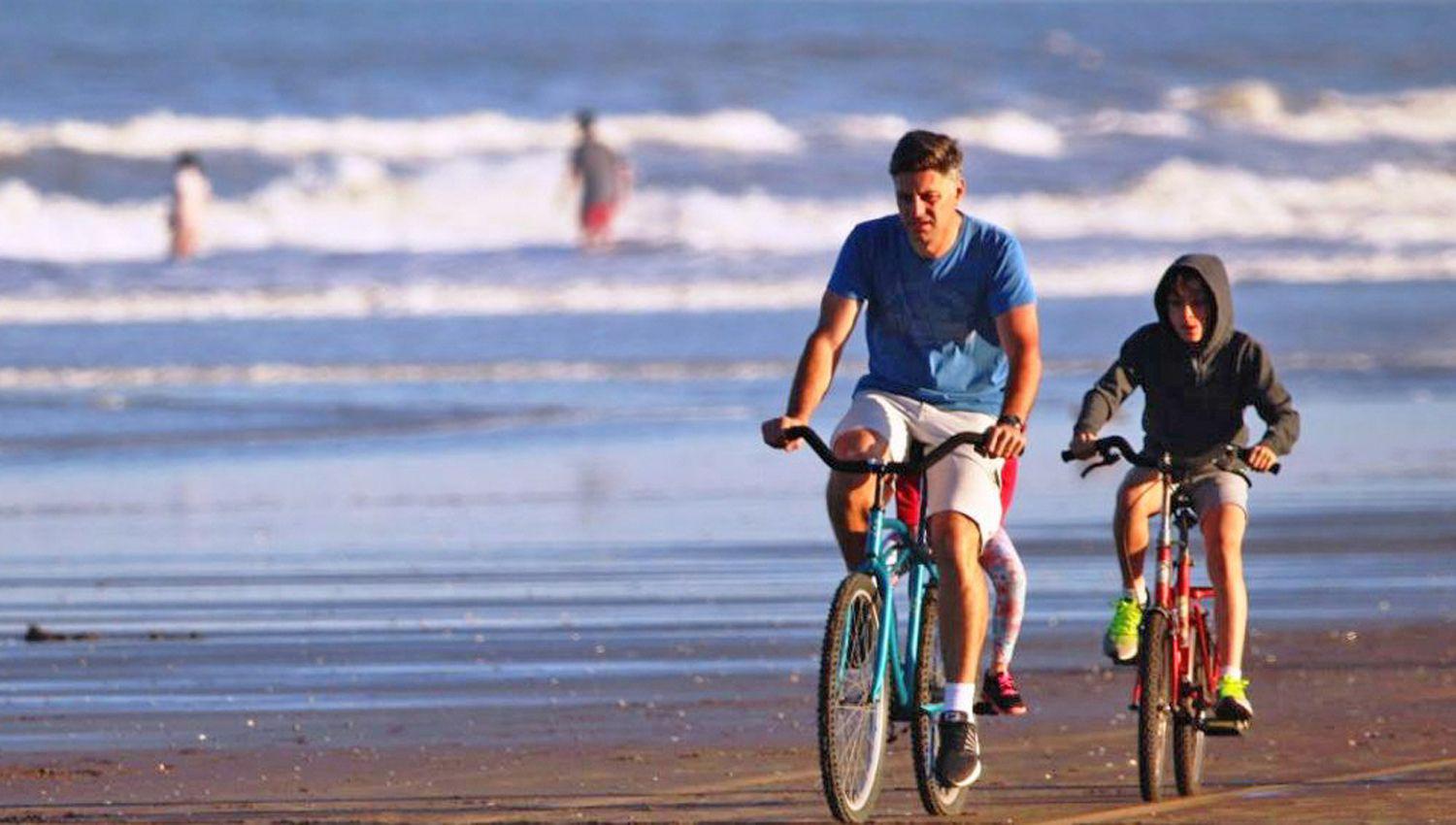El cicloturismo otra propuesta de la Costa Atlaacutentica que  combina deporte y la naturaleza