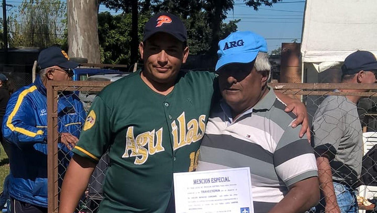 Habr un homenaje para Oscar Coronel (derecha)