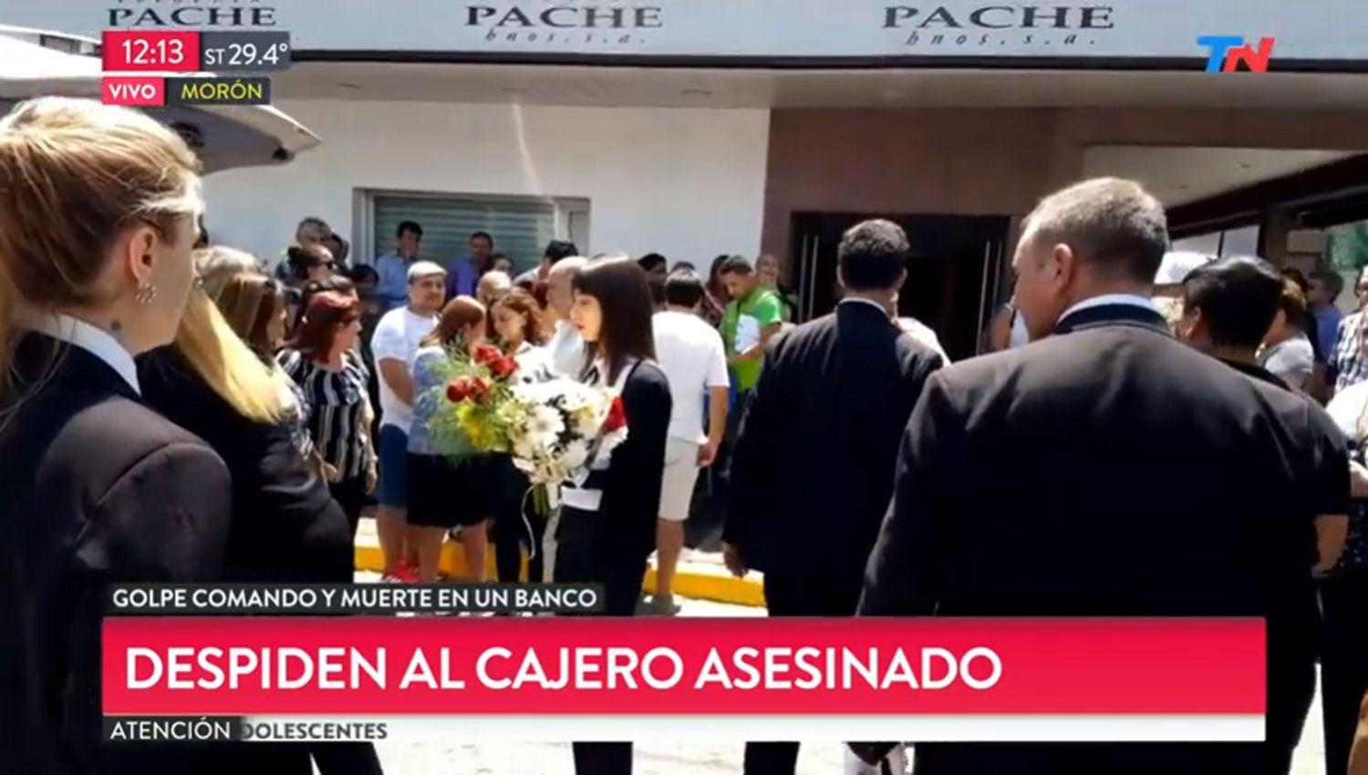 Profundo dolor en la despedida a Germaacuten Chaacutevez el cajero asesinado en el asalto al Banco Nacioacuten