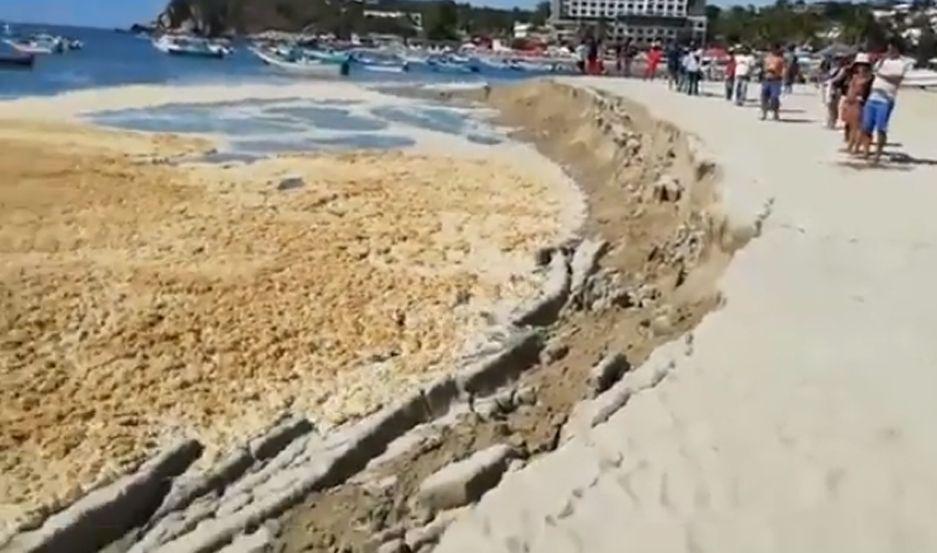 VIDEO  El impactante momento en el que se hunde parte de una playa