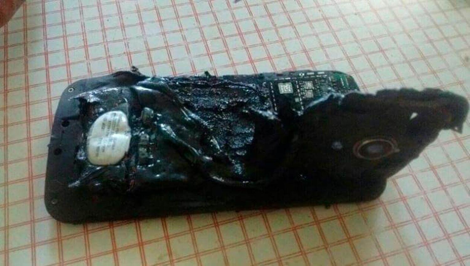 Se durmioacute con el celular cargando y le explotoacute en la mano