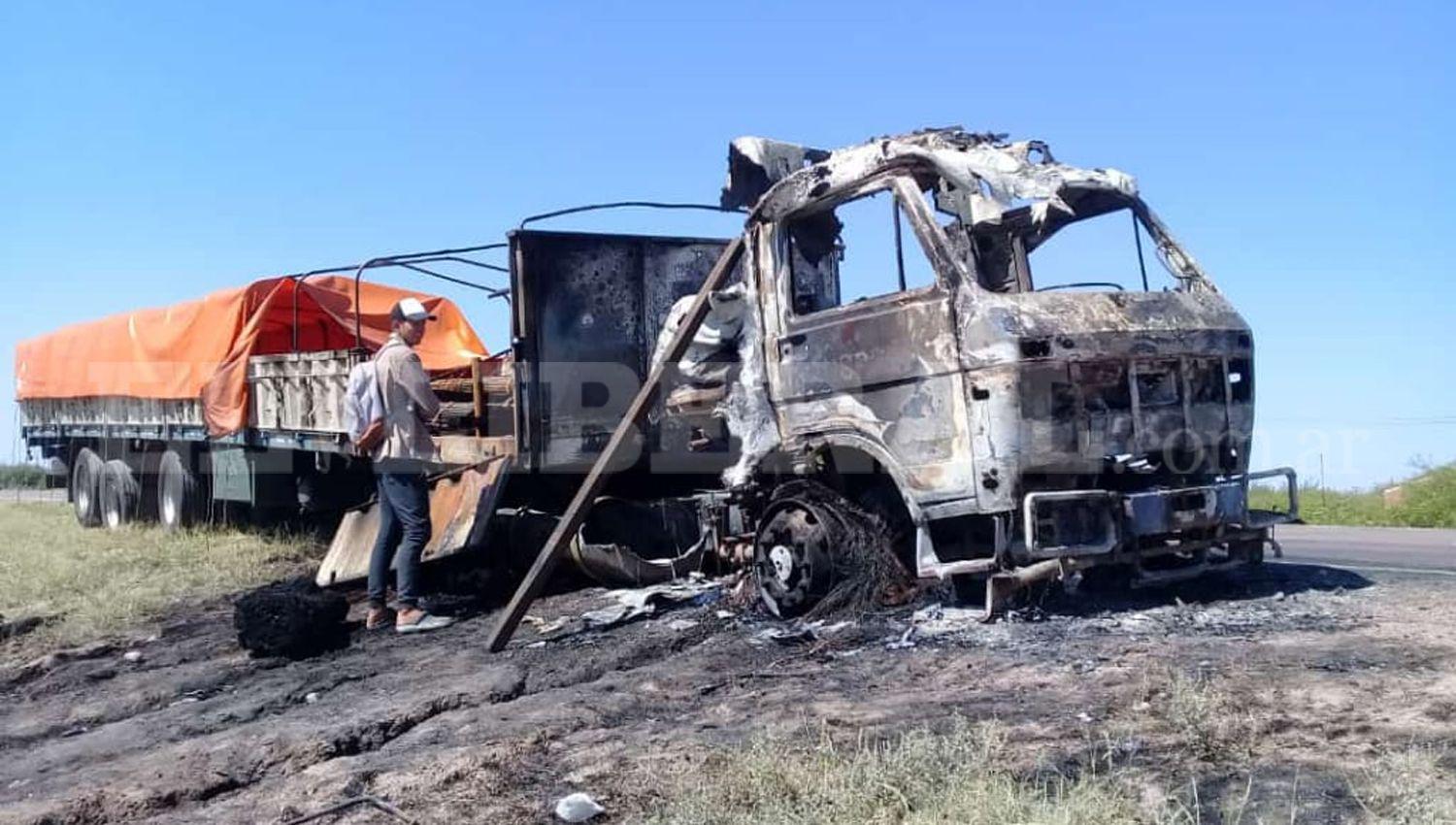 VIDEO  Las llamas consumieron a un camioacuten que transportaba barras de hierro