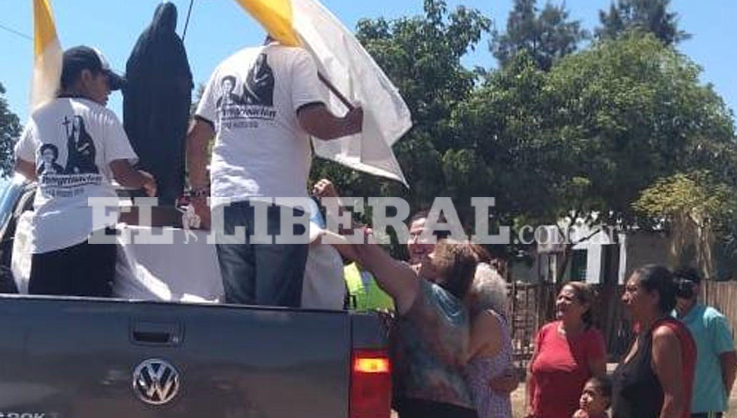 La feligresía de la Ciudad de la Amistad realizó una gran caravana para recibir a la Beata de Santiago del Estero