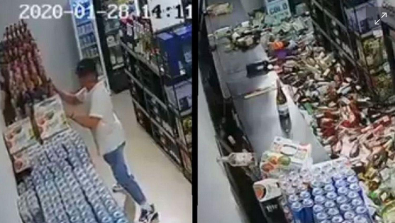 VIDEO Intentoacute salvar una estanteriacutea con cervezas en terremoto pero no pudo