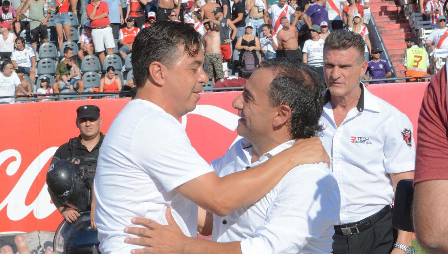 ENCUENTRO El Sapito Coleoni saludó con un abrazo cordial a Marcelo Gallardo antes del inicio del partido