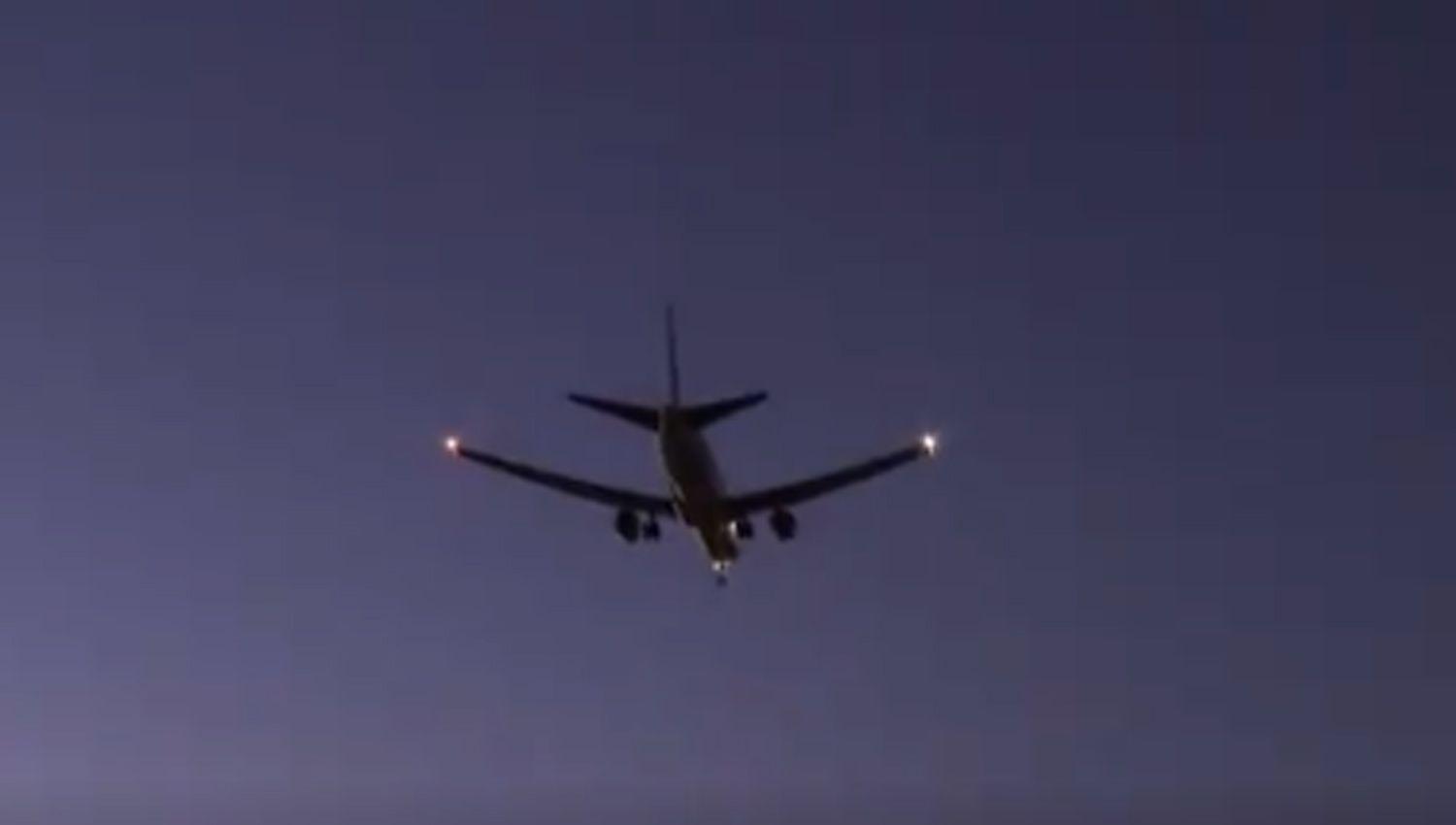 Logroacute aterrizar el avioacuten declarado en emergencia en Madrid