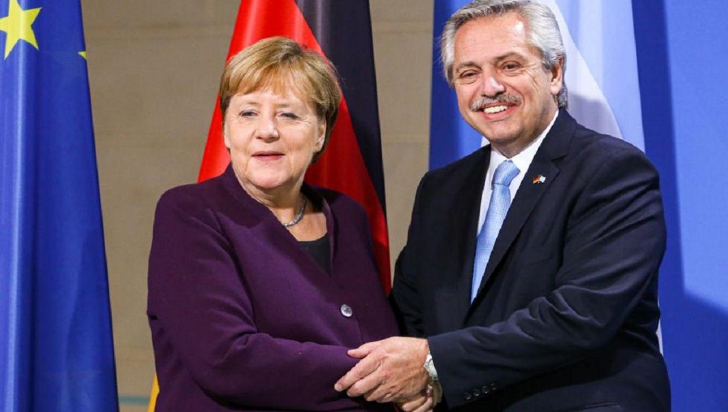 Merkel le prometioacute a Alberto Fernaacutendez ayudar con la negociacioacuten de la deuda