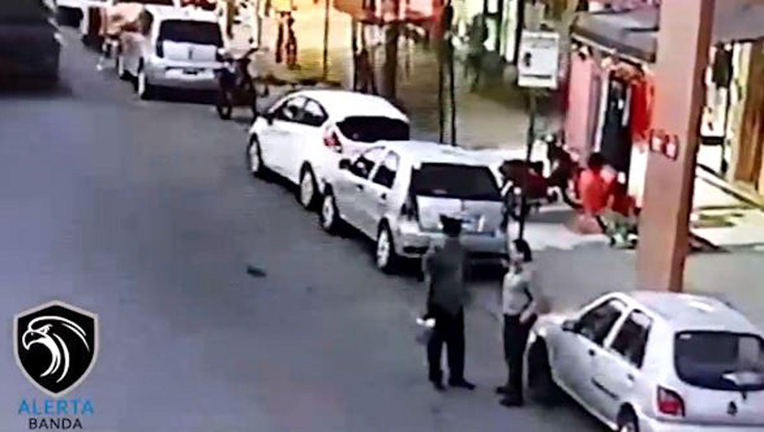 VIDEO  Conductor rocioacute con combustible a una agente de traacutensito e intentoacute golpear a otro
