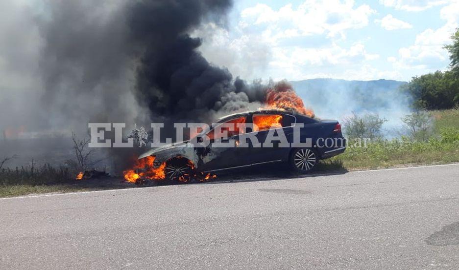 Impactantes imaacutegenes- el auto de un comerciante se prendioacute fuego por completo y eacutel se salvo de milagro