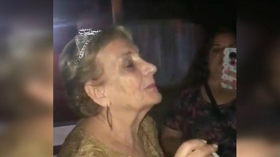 Una abuela festejoacute sus 80 antildeos fumando cannabis con sus nietos