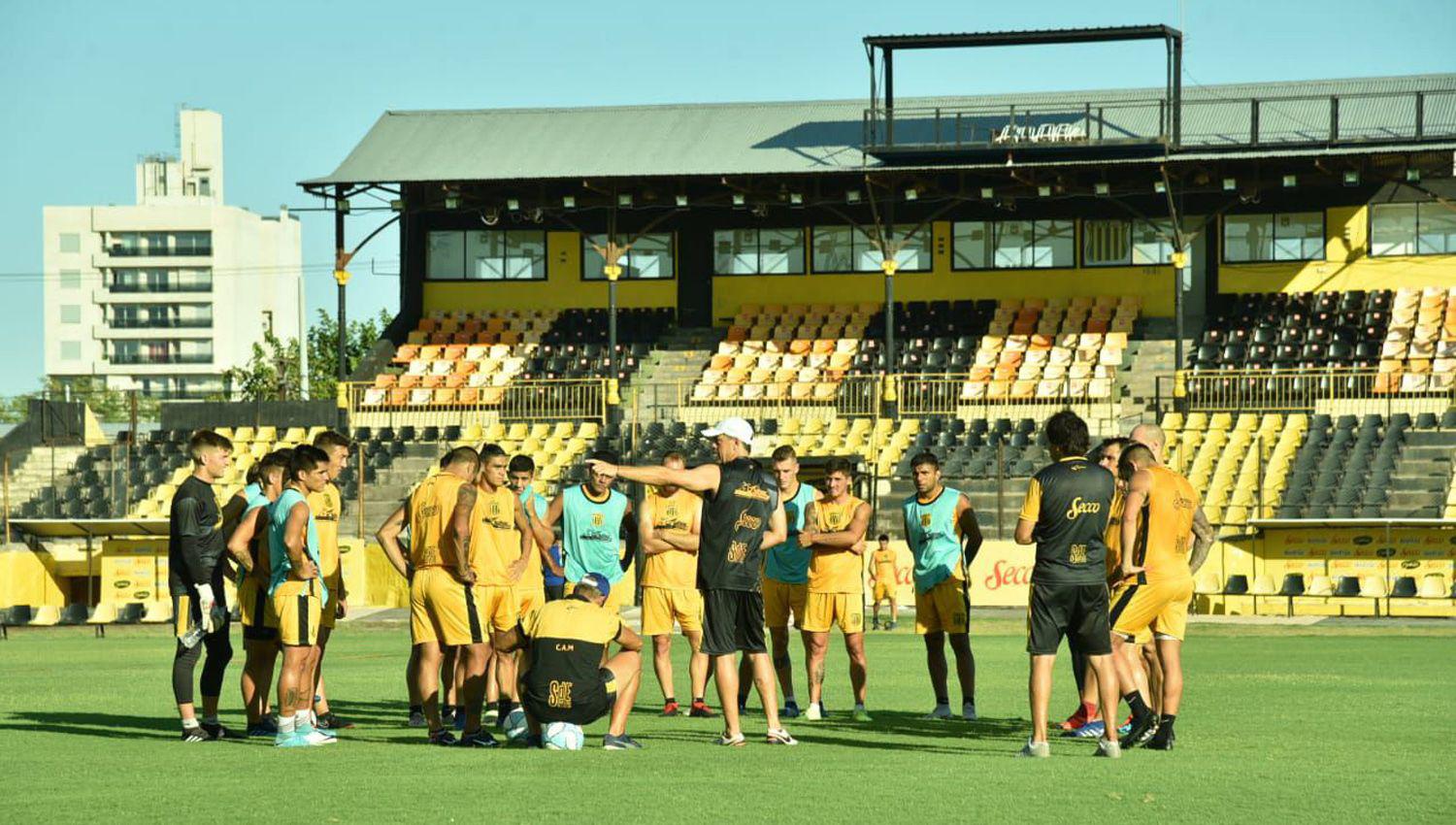 De la Riva define el equipo para visitar a Estudiantes