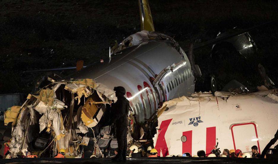 Un avioacuten con 177 pasajeros se despistoacute y se partioacute en tres- hay un muerto