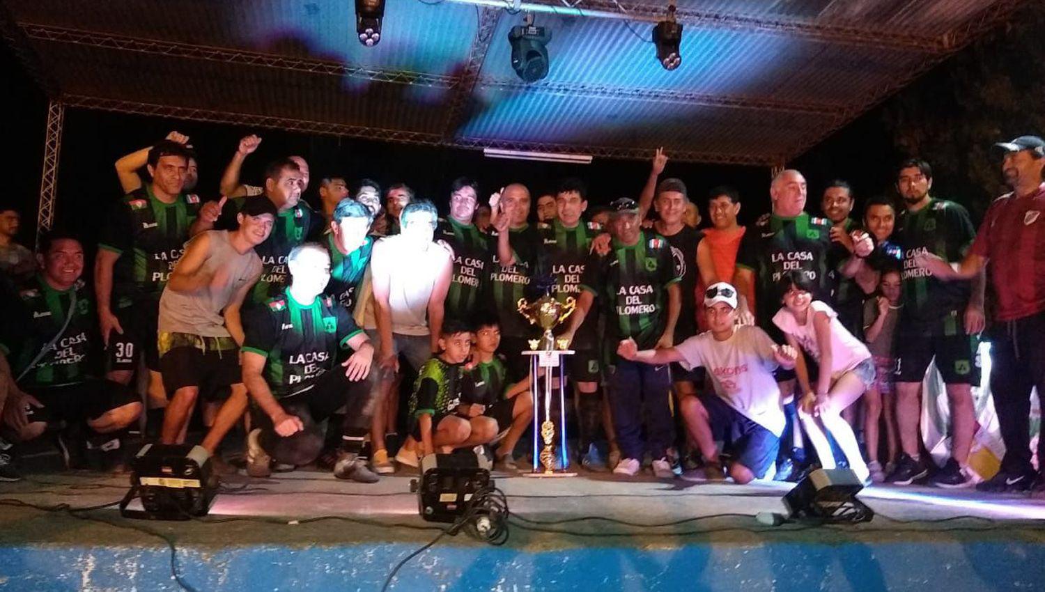 CAMPEONES La Casa del Plomero fue el �ltimo ganador de esta liga que es una de las m�s importantes de Frías y de la zona
