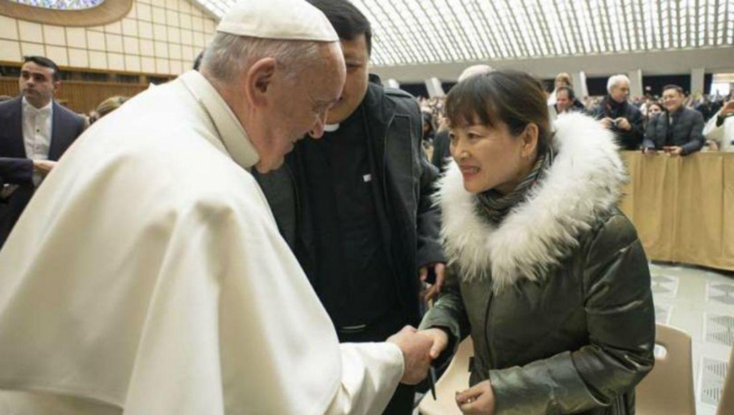 El Papa Francisco al momento de saludar y darle disculpas a la feligresa asi�tica con la ayuda de un traductor