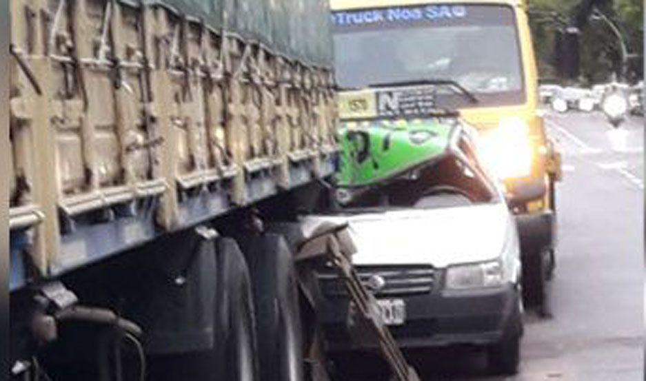 Un taxista se salvoacute de milagro tras estrellar su auto contra un camioacuten estacionado