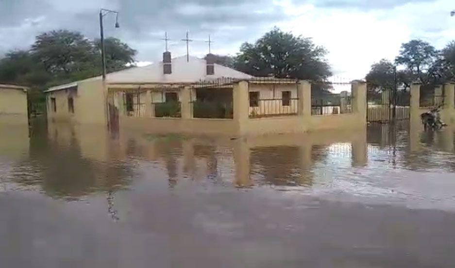 VIDEO  Colonia El Simbolar quedoacute bajo el agua tras la caiacuteda de 300 miliacutemetros